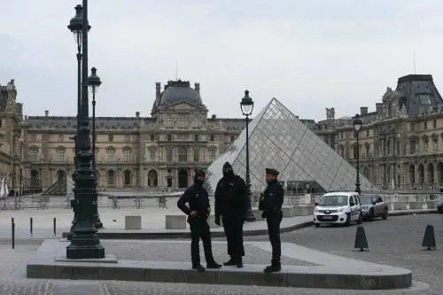 Louvre choc, rapina in 4 minuti. "Rubati i gioielli di Napoleone"
