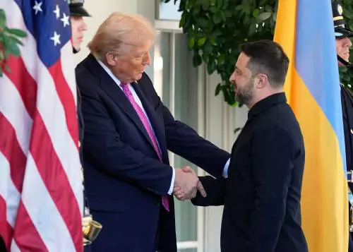 Diktat di Trump: "Cedi o è finita". E ora Zelensky apre a Budapest