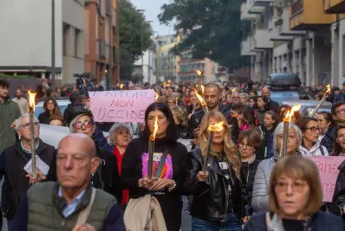 Anche la mamma alla fiaccolata. Gorla scende in strada per Pamela