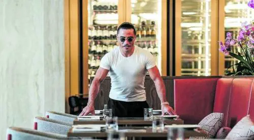 La carne sublime di Salt Bae tra selfie, lusso e prezzi record