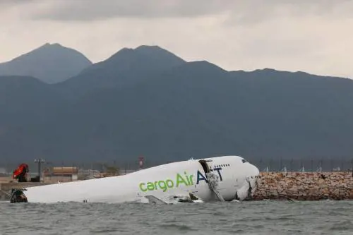 Hong Kong, Boeing finisce in mare e si spezza a metà