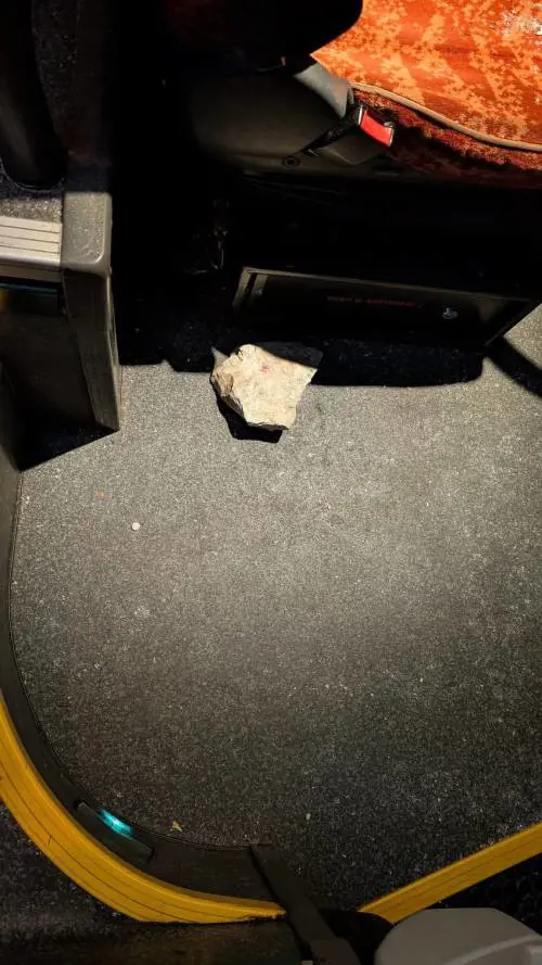 Le immagini del pullman dei tifosi del Pistoia colpito dalla sassaiola