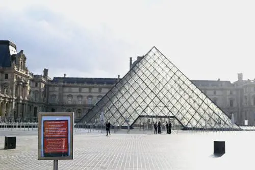 Furto al Louvre, tutte le falle nella sicurezza: cosa non torna