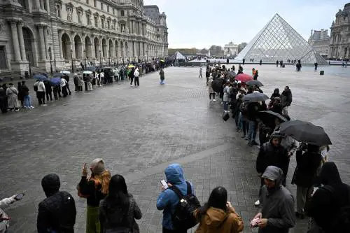 Louvre, l'ipotesi basista. Venduti o smontati: il rebus dei gioielli rubati