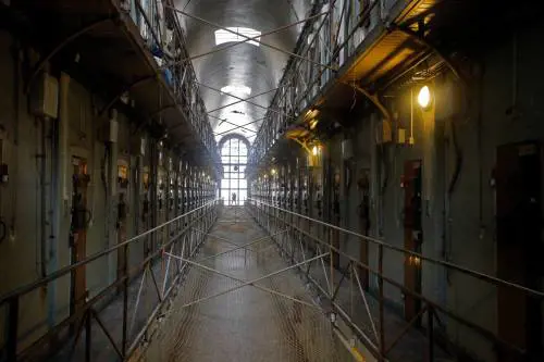 Allarme sovraffollamento. Nello stesso penitenziario poeti, cannibali e... Lupin