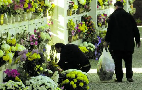 Fino al 2 novembre si allugano gli orari: cimiteri sempre aperti dalle 8 alle 18
