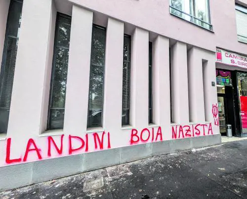 Scritte contro Landini: "Boia nazista". La firma sui muri della Cgil è dei No vax