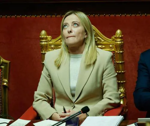 "È la cheerleader di Trump...". L'ennesimo insulto grillino contro Meloni