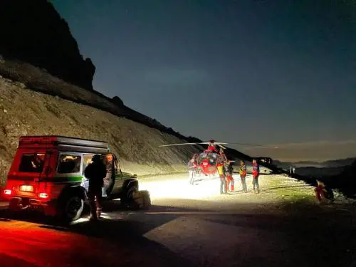 Elicottero si schianta in val Pusteria, intervento di soccorso complicato: un ferito grave