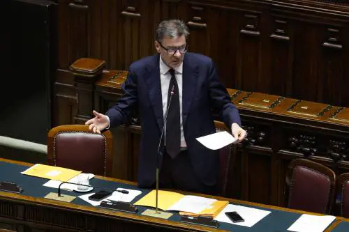 Giorgetti respinge tutti gli attacchi: "Abbiamo sostenuto famiglie e lavoratori"