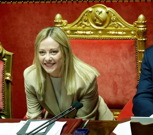 Meloni rivendica la stabilità e il legame tra Europa e Usa. "No a nostre truppe a Kiev"