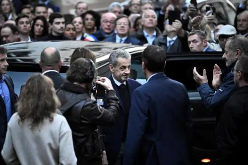 Insulti in cella a Sarkò in diretta social