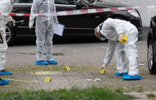 Accoltellata sotto casa: morta dopo ore di agonia. Ex fermato dopo la fuga