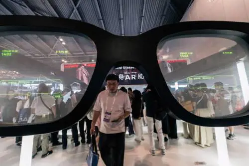 Boom per gli smart glass: da 2 a 10 milioni di occhiali intelligenti venduti in un anno