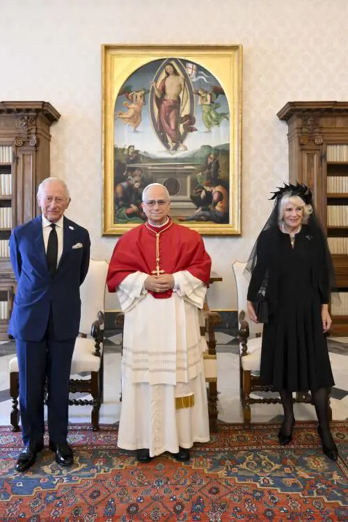 Re Carlo e Camilla in Vaticano: la preghiera in latino con il Papa dopo 500 anni