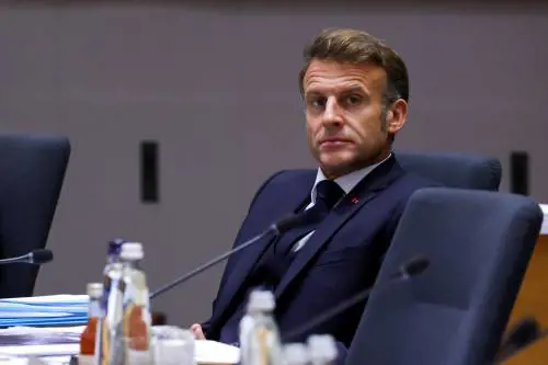 Macron (videocollegato) con i ministri per lo stop alla riforma delle pensioni