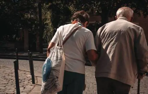 Se la sorella maggiore fa la mamma-badante