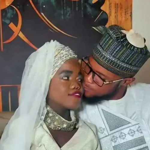 "Sporco e immorale". Due influencer nigeriani condannati a sposarsi per un bacio su TikTok