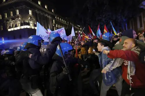 Pro Pal tentano di sfondare il cordone di polizia: cariche e idranti in azione a Roma