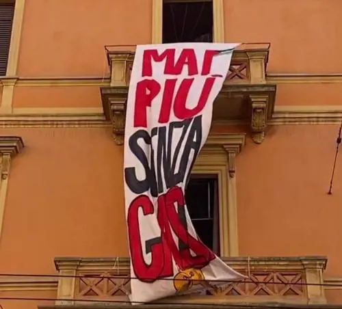 “142 persone e 72 minori”. E gli antagonisti lanciano una nuova occupazione a Bologna