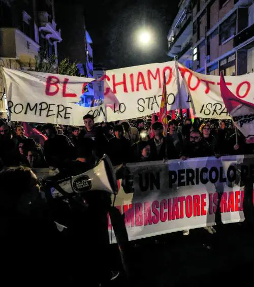 Landini ci riprova, la Cgil in piazza. E il corteo pro Pal: "Morte ai sionisti"