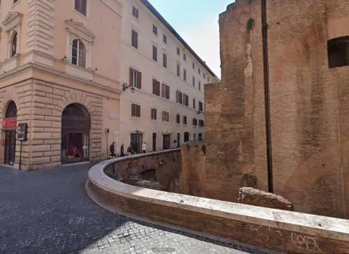 Cade dal muretto di cinta del Pantheon. Morto turista giapponese a Roma