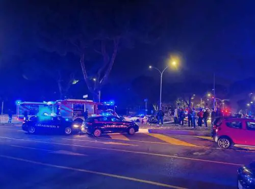 Folle gara di velocità a Roma, un'auto ne travolge un'altra: morta una 20enne