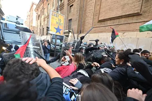 Scontri tra agenti e pro Pal davanti al museo egizio di Torino