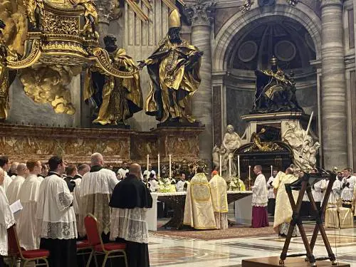 Messa in latino, sorpresa in Vaticano: Burke e Zuppi uniti a San Pietro, il rito antico torna a fare comunione