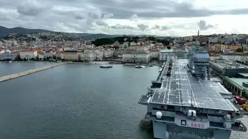 Nave Trieste, consegnata la bandiera di guerra