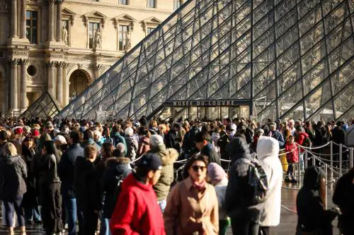 Furto del secolo al Louvre: catturati due della banda