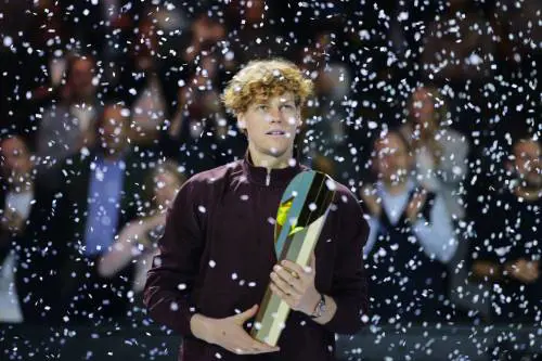 Sinner fa festa per la partita doppia: prima batte i crampi poi sistema Zverev