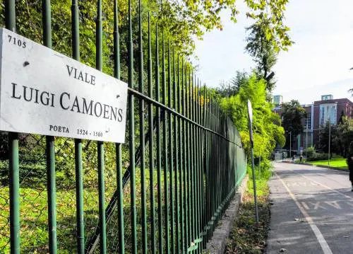 La rissa, poi spuntano i coltelli. Feriti due ragazzi, uno è grave