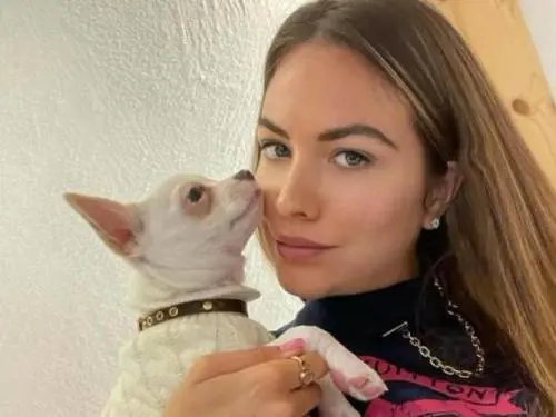 Pamela Genini e la cagnolina Bianca (Foto Social)