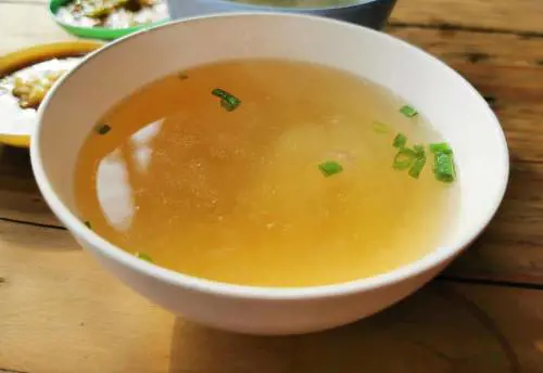 Brodo autunnale, ecco perché una ricetta così semplice è ricca di benessere