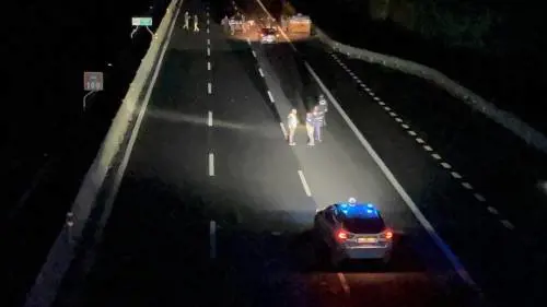 Tentata rapina a due portavalori sull’A14: esplosivo, armi e chiodi sulla carreggiata