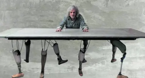 Bergonzoni siede al "Tavolo delle trattative": come gambe ci sono otto arti artificiali