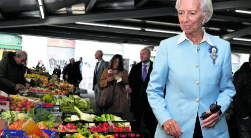 La Lagarde va al mercato e s'indigna per il caro-prezzi