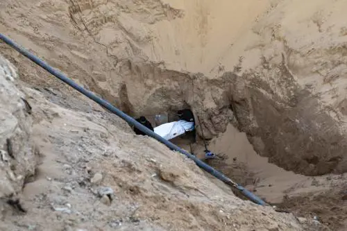 Il gioco pericoloso di Hamas sugli ultimi corpi per rimandare la fase due (e il suo disarmo)