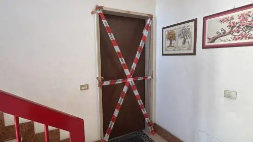 Disattiva il braccialetto e ammazza la compagna