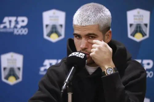 Flop Alcaraz a Parigi, eliminato al primo turno: così Sinner può tornare numero 1