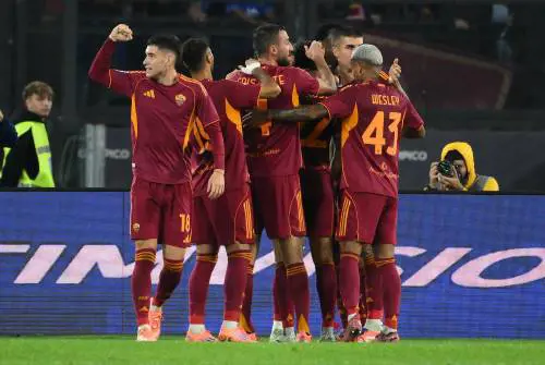 La Roma stende il Parma 2-1: i giallorossi raggiungono il Napoli in testa alla classifica