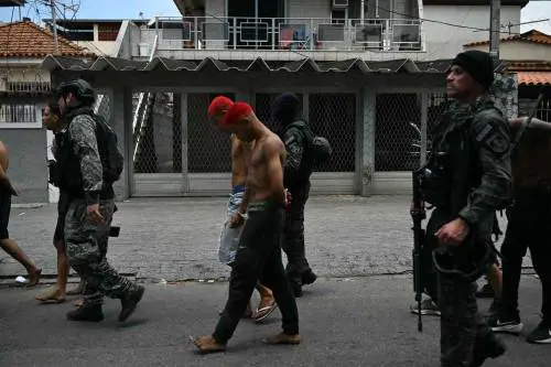 Guerra ai narcos: sangue a Rio. File di cadaveri nelle favelas