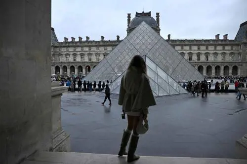 Furto al Louvre, altri cinque arresti