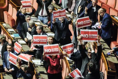 Giustizia, opposizioni all'attacco. Conte: "Vogliono i pieni poteri e preparano la piazza"