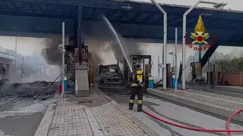Devastante rogo al casello di Brescia Sud della A21: il fumo visibile da chilometri e l'intervento dei pompieri