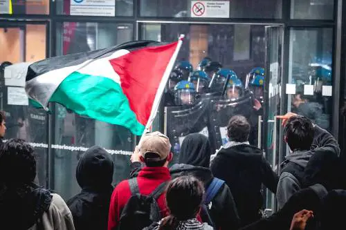 "Nessuna tregua per voi". Pro Pal assaltano la stazione di Porta Susa a Torino: respinti
