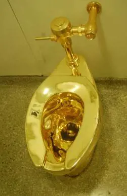 All'asta il water d'oro di Cattelan: il prezzo oscillerà in base alle quotazioni