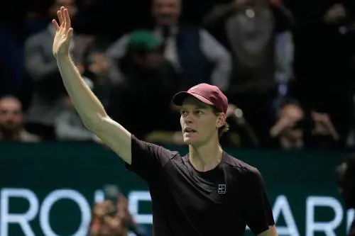 Sinner annulla Zverev in due set e conquista la finale a Parigi