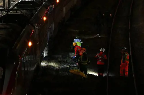 Attacco al coltello nei pressi di Londra: le immagini